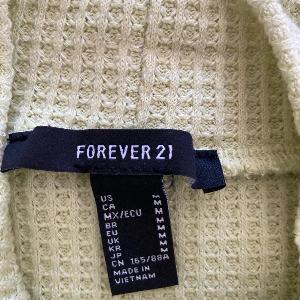 Forever 21 light green cropped top, short sleeve with mock turtleneck, sz med - Picture 2 of 5